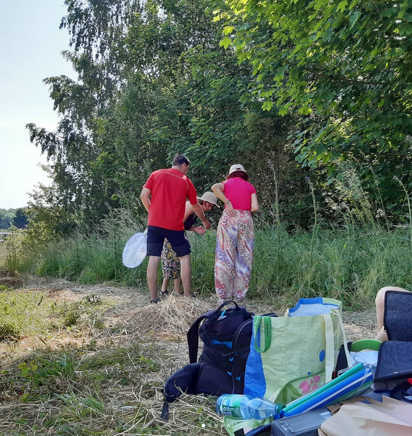 Interessierte Mitglieder des BUND Chemnitz bestimmen Insekten